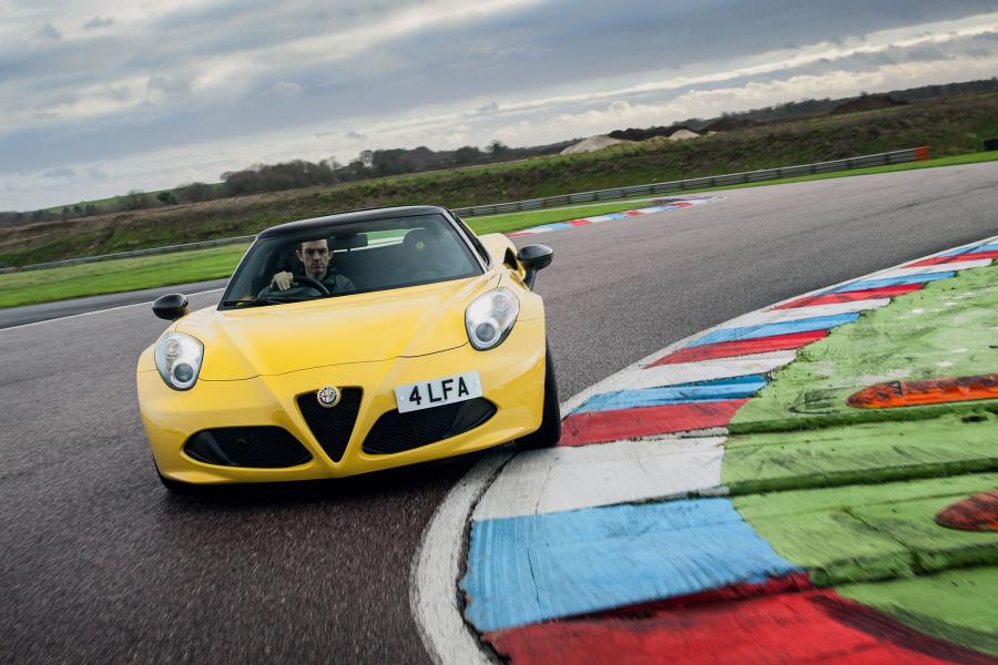  Alfa Romeo 4C Spider (960) 2015 года  (UK) (фото 11 из 23)